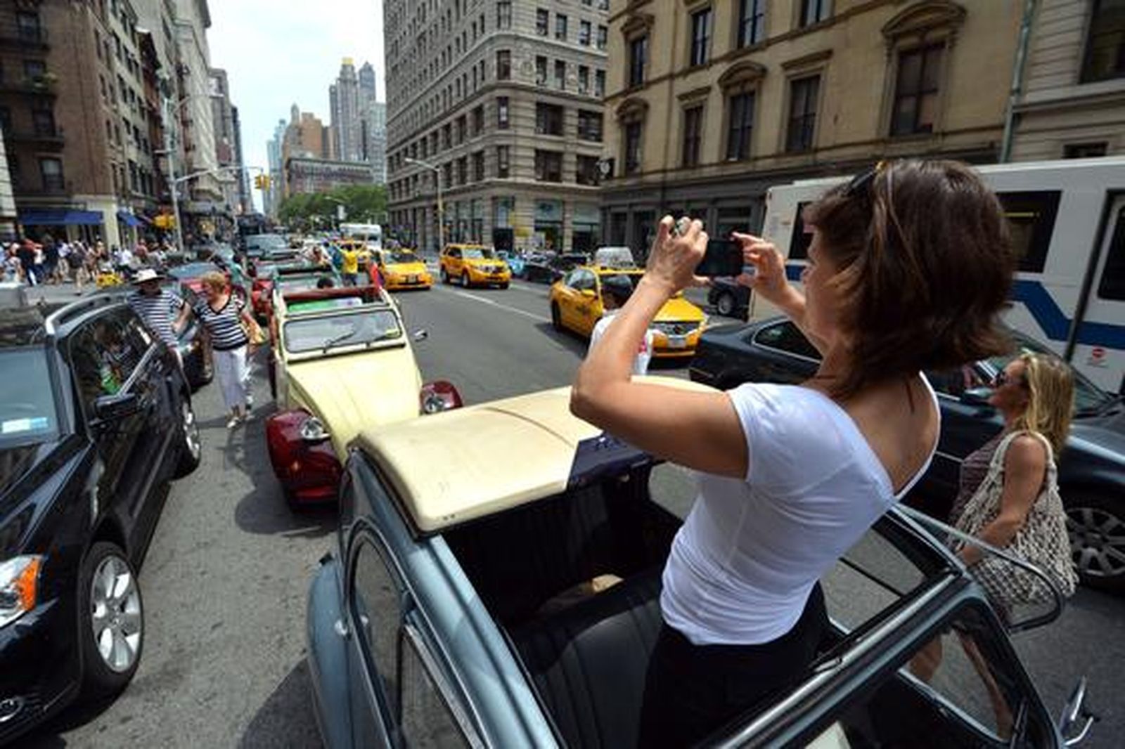Los fanáticos del motor se pasean en los míticos Citroën 2CV que recorrieron las calles de Nueva York en un 'rally especial'.

Foto: AFP PHOTO