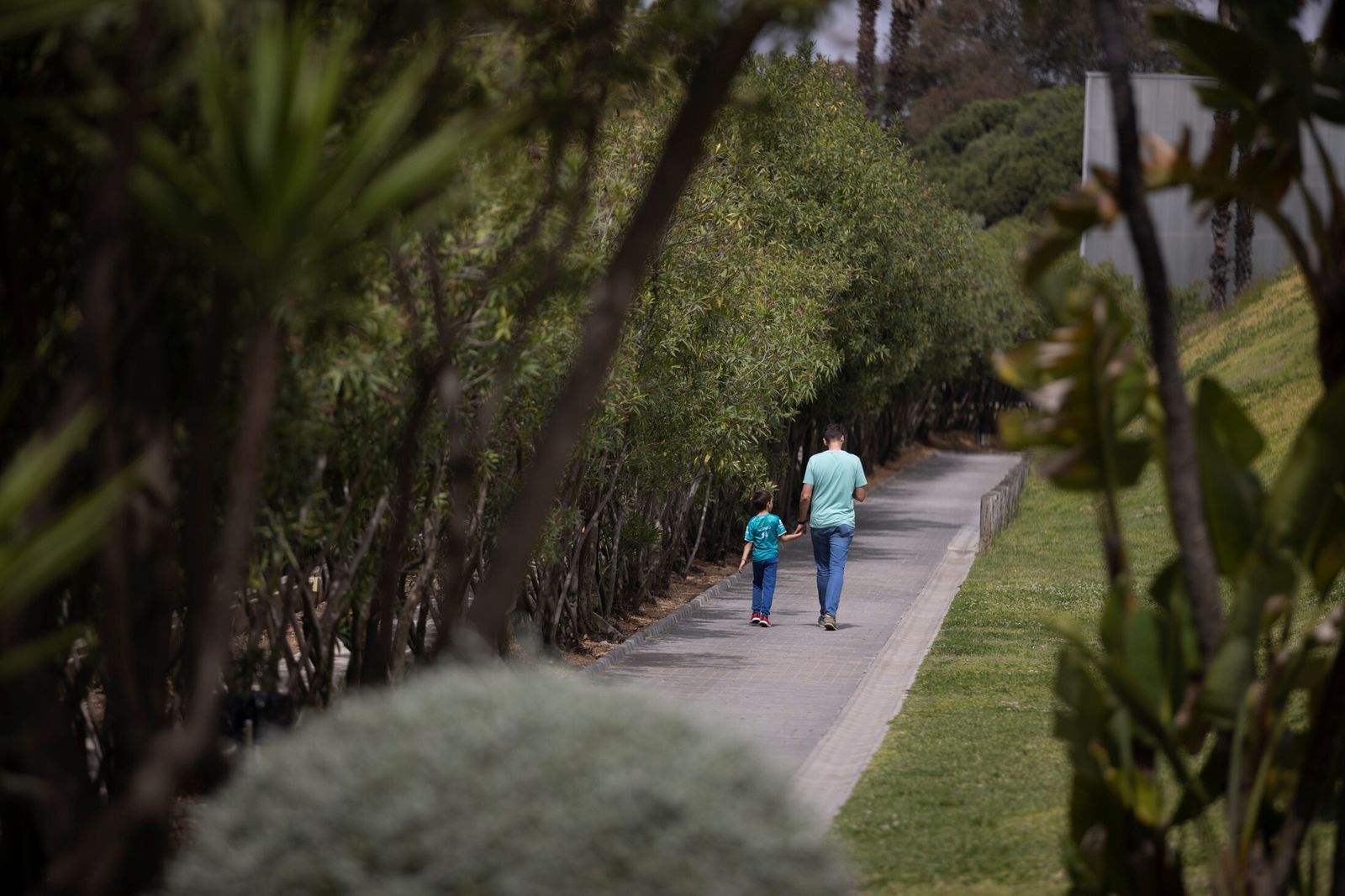 Dos visitantes caminan por un sendero del parque botánico Celestino Mutis.