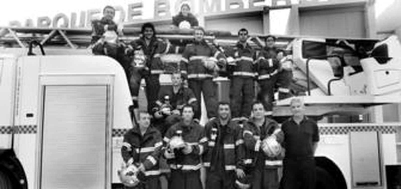 El gaditano Juan Carlos Rojas (en la fila de abajo el segundo por la derecha), junto a sus compañeros del Parque de Bomberos.
