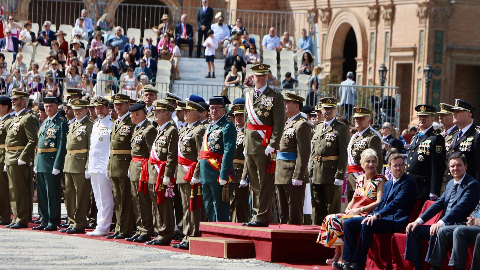 La tribuna de autoridades en la Plaza de España