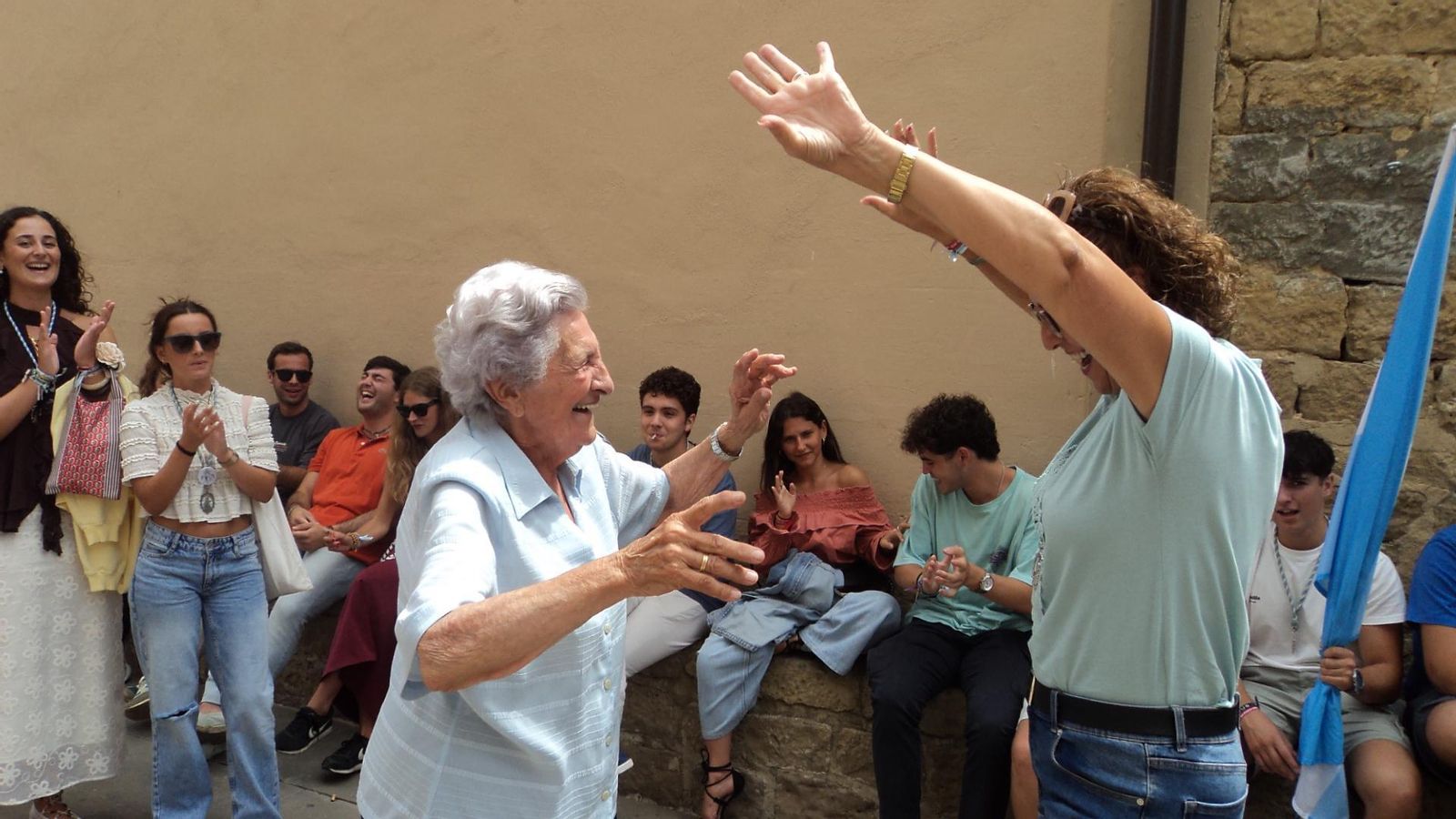 El baile y el cante por sevillanas asuncionistas en las calles de Tafalla.