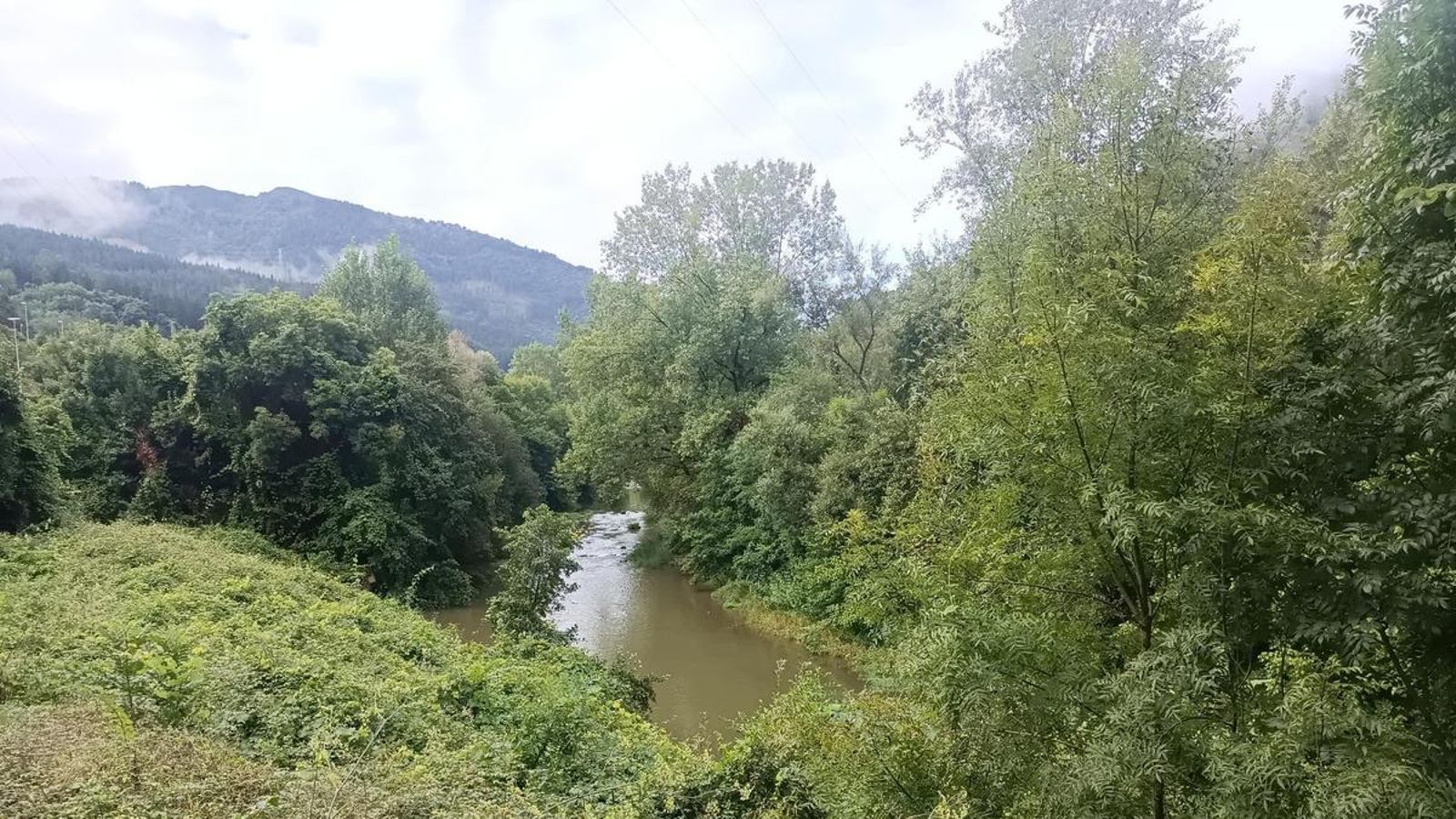 El río Cadagua va a ser nuestro compañero durante gran parte de la etapa.