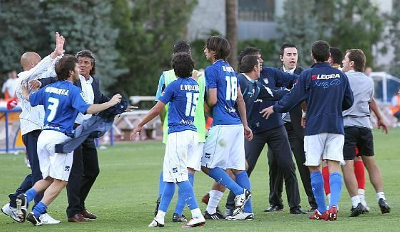 Al término del encuentro hubo momentos de tensión entre ambos banquillos. 

Foto: Miguel Angel Gonzalez