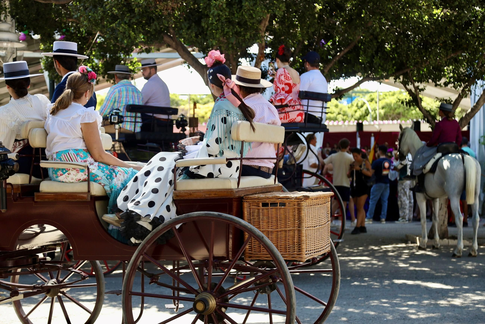 El ambiente festivo en el Real de la Feria de Málaga de este miércoles, en imágenes