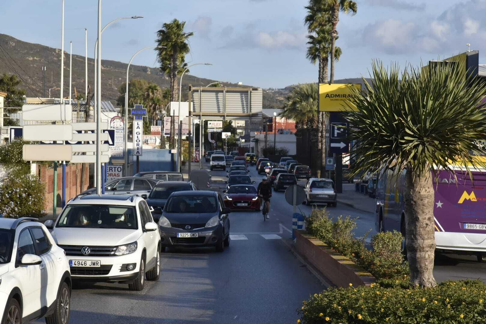 Retenciones en la entrada a La Línea por El Higuerón, este martes.