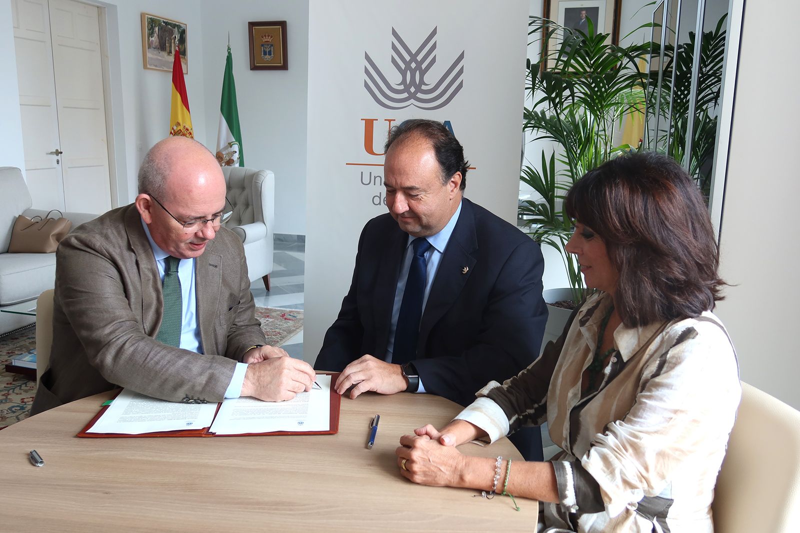 Casimiro Mantell, Javier Sánchez Rojas y Carmen Camelo en la firma del acuerdo.