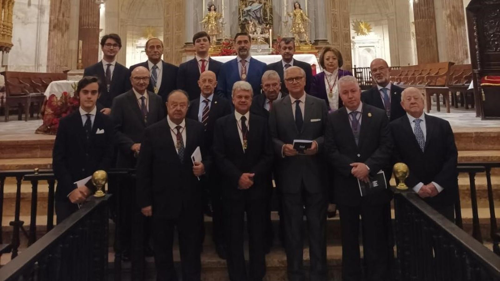 Alejandro García-Quintero, Javier Pastor, Javier Caravaca, Paco Muriel, Manolo Garrido, José Manuel Verdulla, Benito Moya, Francisco y Juan Antonio Arena, Antonio Villena, Francisco Javier Barea, Milagros González,      Manuel Rodríguez-Piñero y Ramón Ariza, entre otros, en la foto de familia en la catedral.
