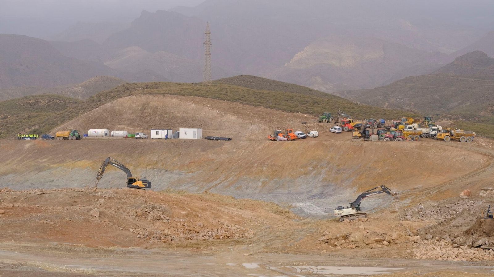 Espectacular panorámica de las máquinas trabajando en el socavón que ocupará la balsa.