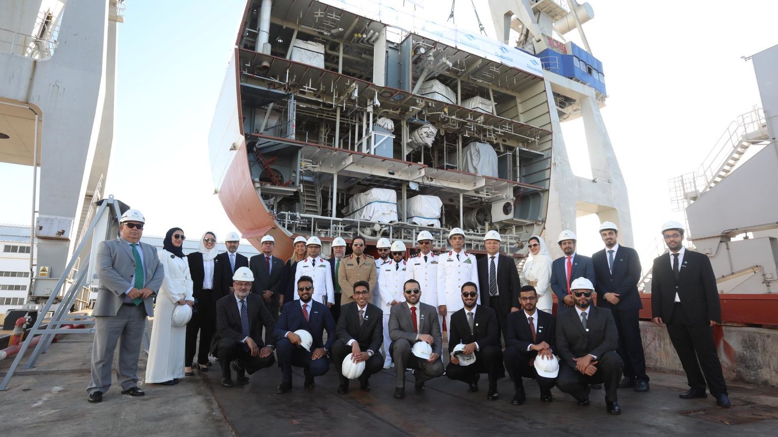Directivos de Navantia y representantes de SAMI y la marina saudí posan junto al bloque de la primera corbeta terminado en San Fernando.