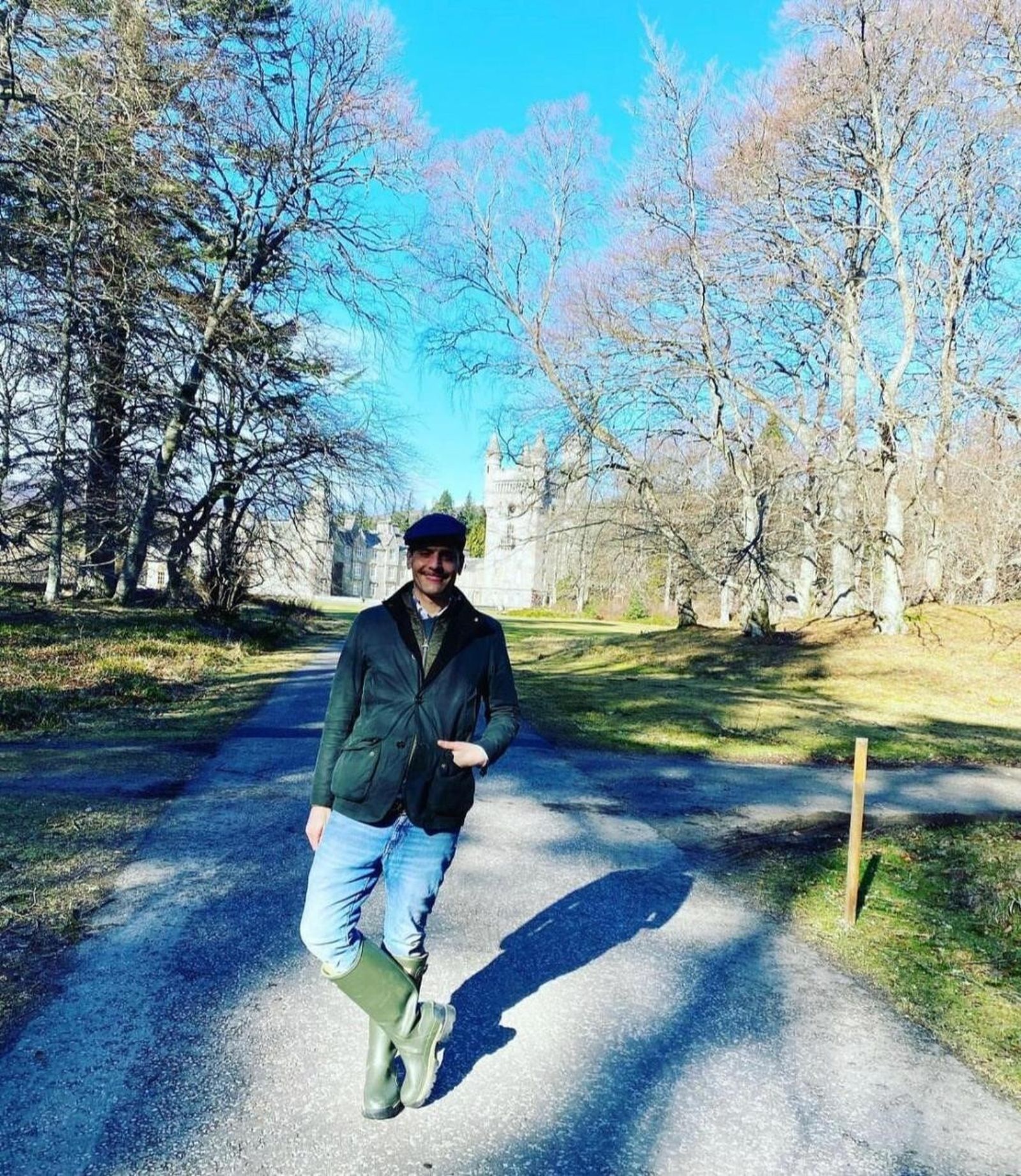 Gustavo Egusquiza delante del Castillo de  Balmoral en Escocia.
