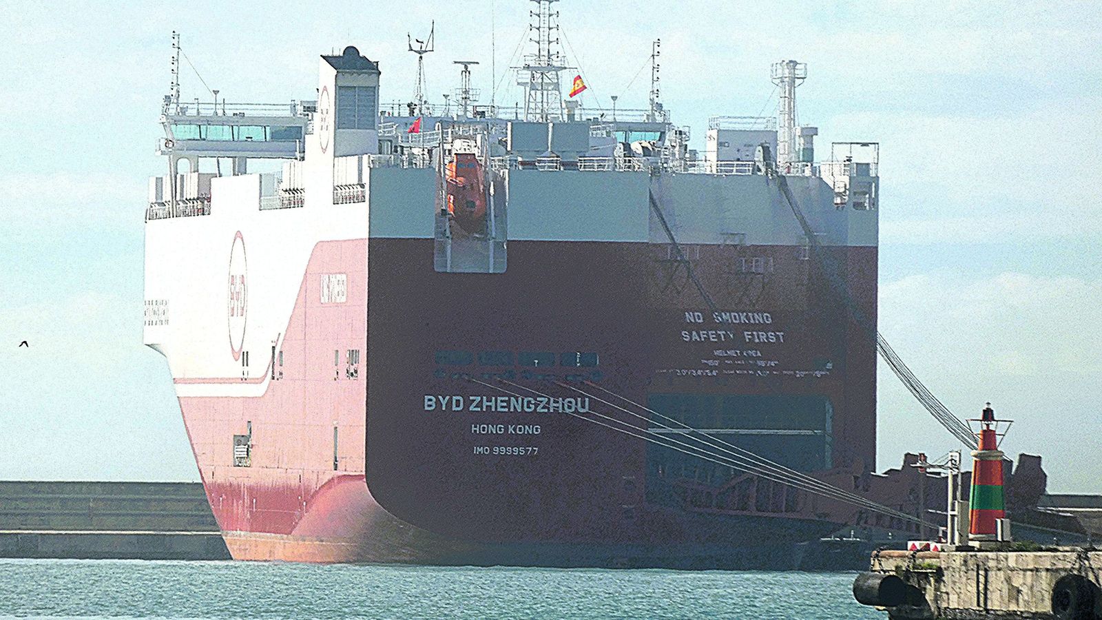 Buque cochero 'BYD Zhengzhou' en la terminal del muelle número nueve ayer