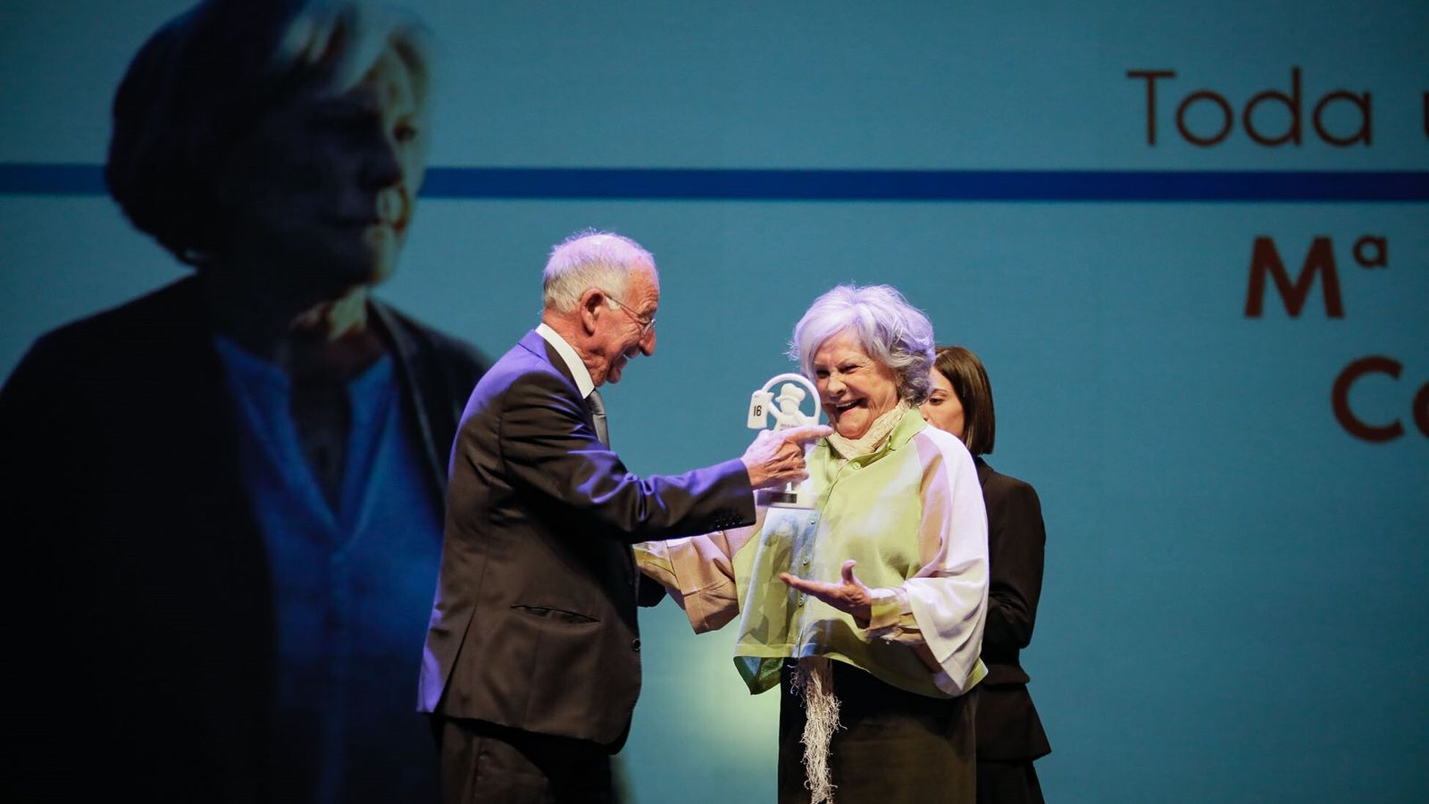 Mari Ángeles Carretero recoge su galardón de manos del alcalde de Roquetas de Mar, Gabriel Amat.