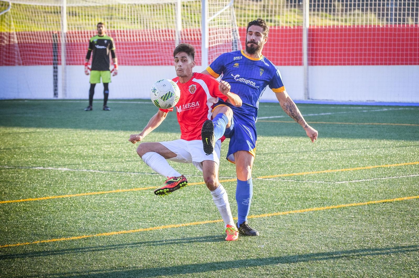 Guti intenta controlar el balón ante la defensa de un jugador del Algeciras.