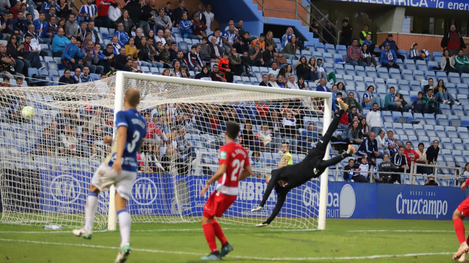 Luka Gugeshasvili se estira en una acción del duelo del pasado domingo en Huelva.