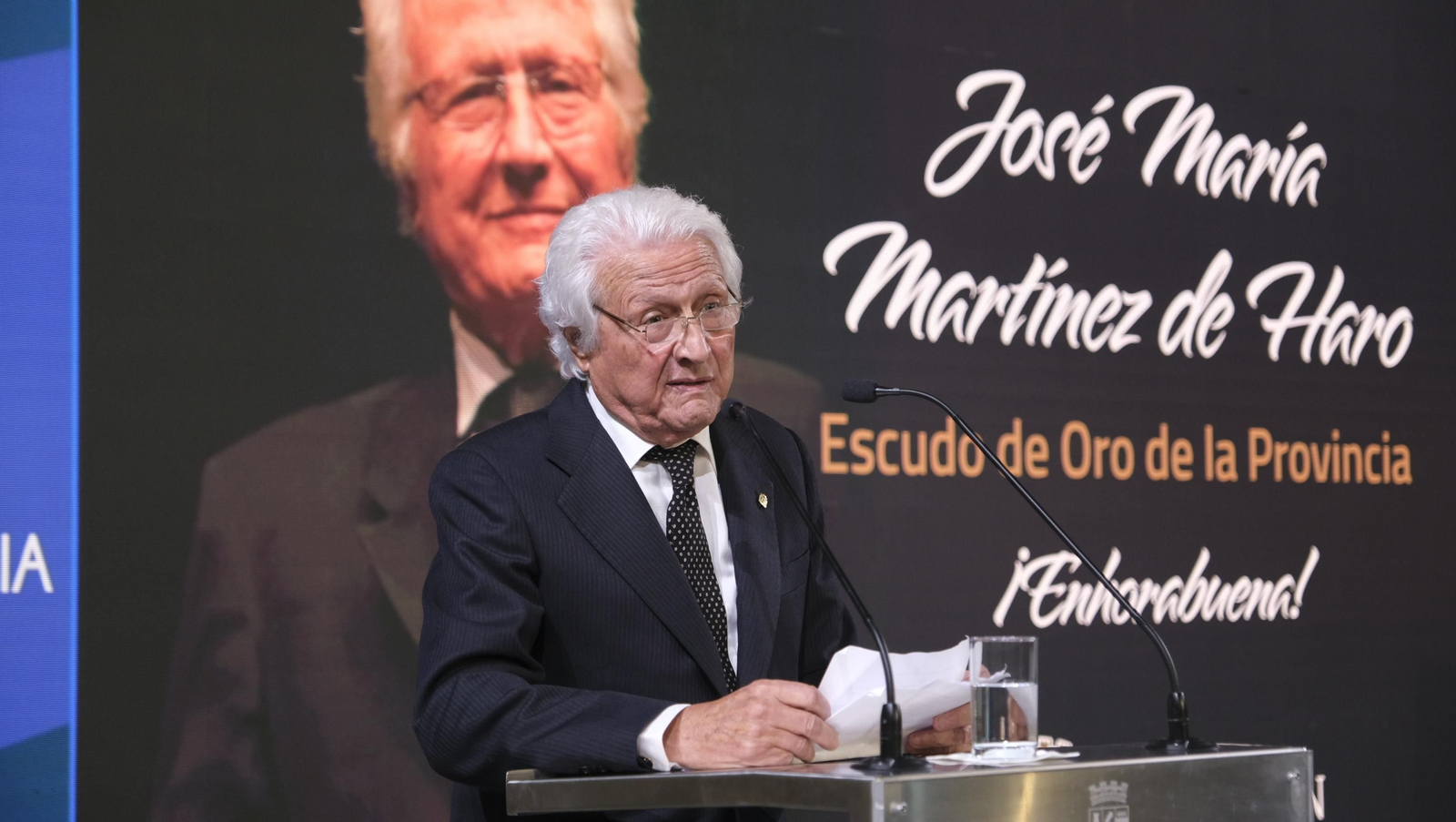 Imágenes de la entrega del Escudo de Oro de la Provincia de Almería a José María Martínez de Haro