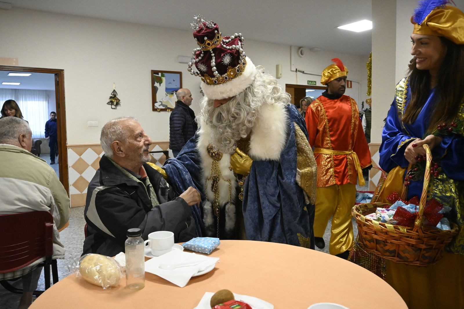 Visita de los Reyes Magos a los ancianos de los asilos de Huelva, en imágenes