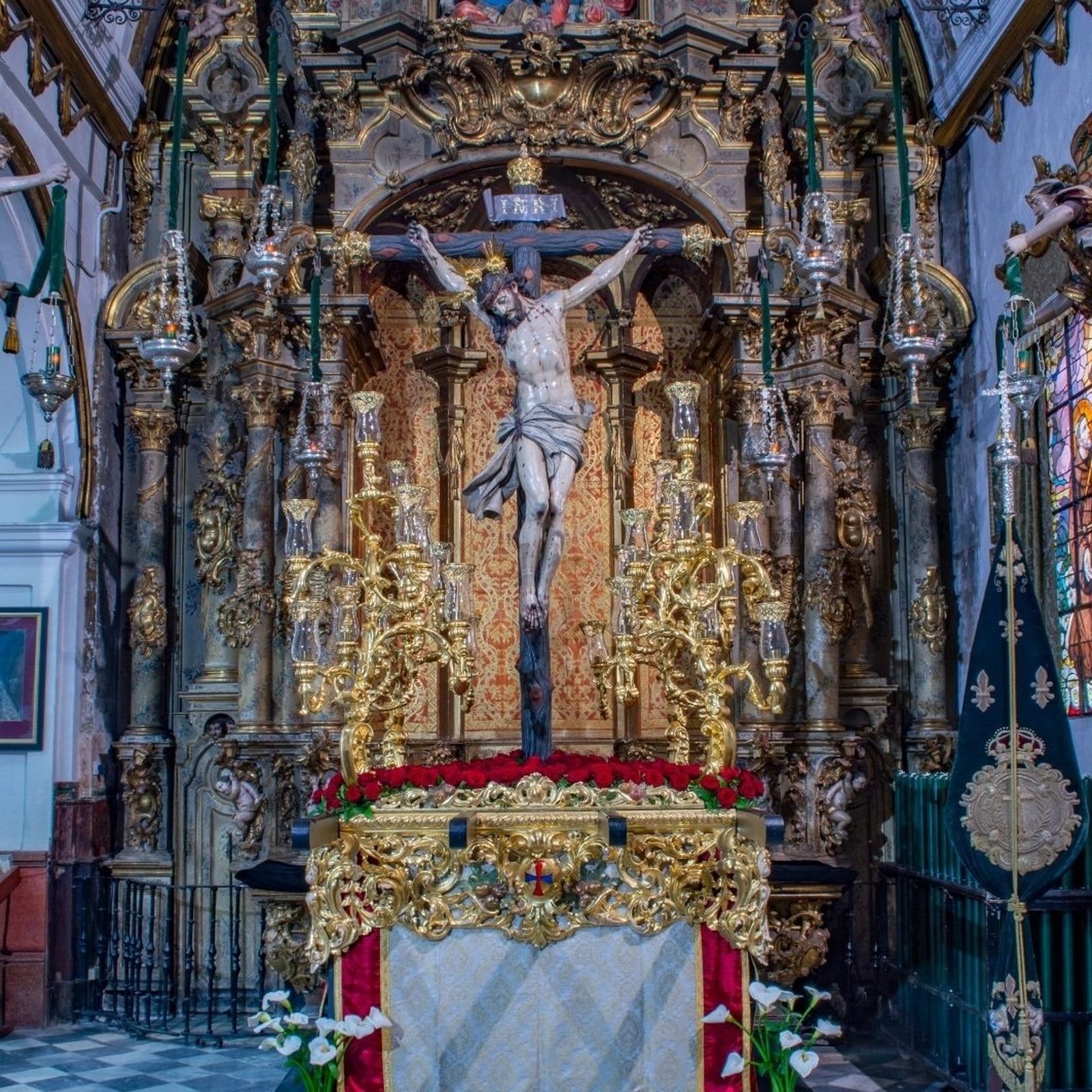 El Cristo de la Vera-Cruz, en la parihuela en la que saldrá este viernes en vía crucis.