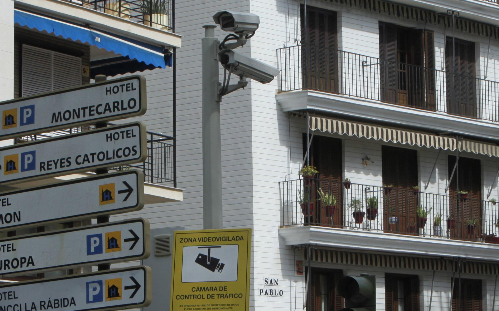 Cámaras en la confluencia de Reyes Católicos con San Pablo. Foto: José Ángel García