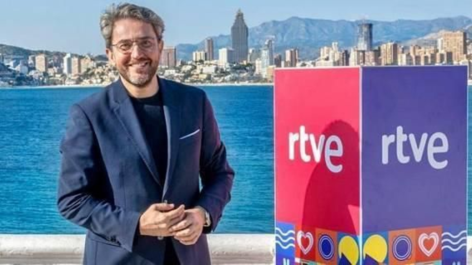 Máxim Huerta en el set de RTVE al aire libre en el Benidorm Fest