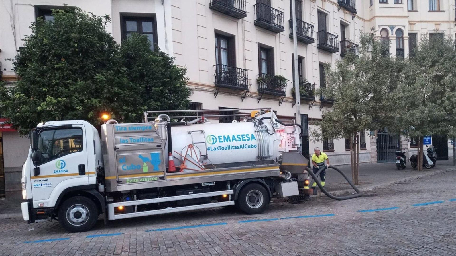 Un operario de Emasesa junto a un vehículo de empresa como foto de recurso.