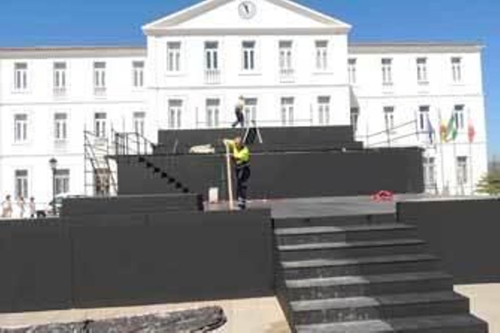 Operarios ultiman el escenario de la coronación, ayer.