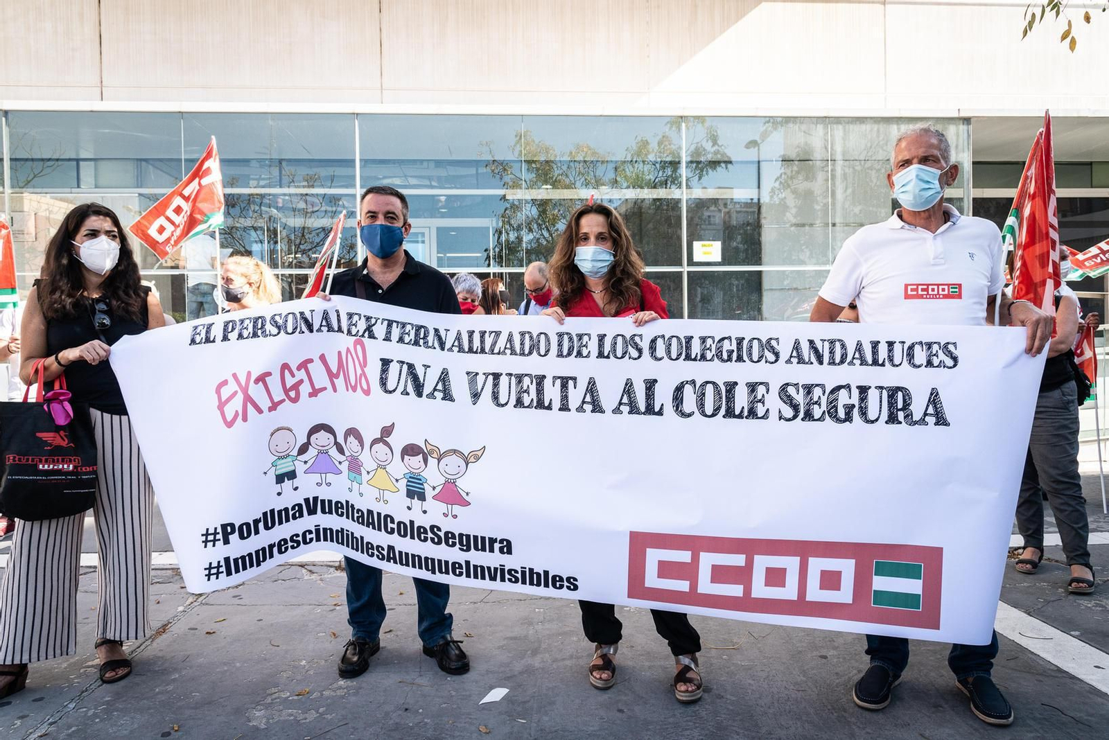 Concnetración a las puertas de la Delegación de Educación.