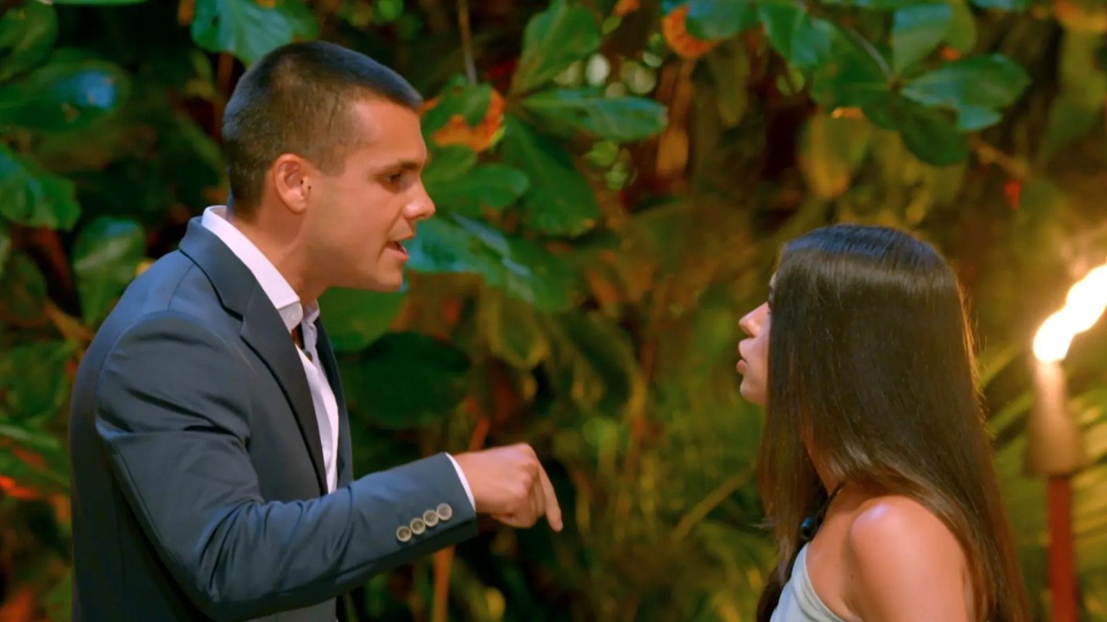 Rodri y Helena discuten en la hoguera de confrontación de 'La isla de las tentaciones'.