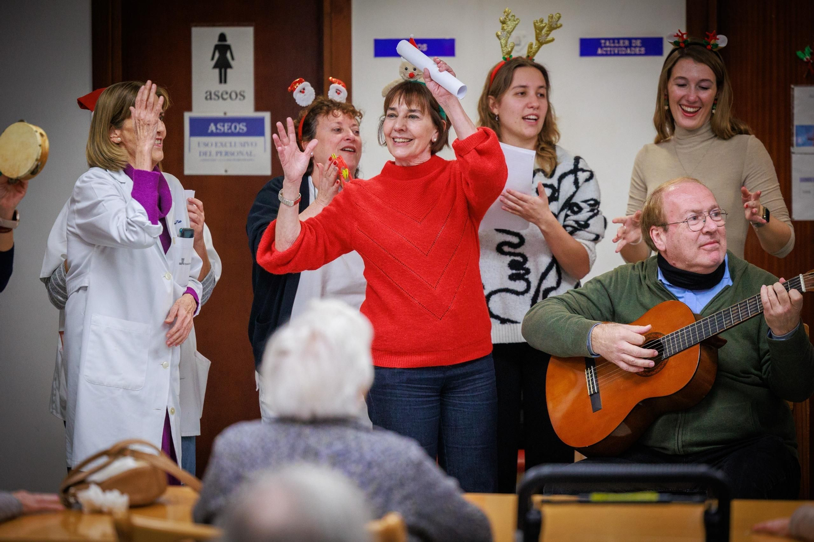 Imágenes:Trabajadores del centro de salud El Olivillo celebran la Navidad con los mayores de la residencia Matía Calvo en Cádiz