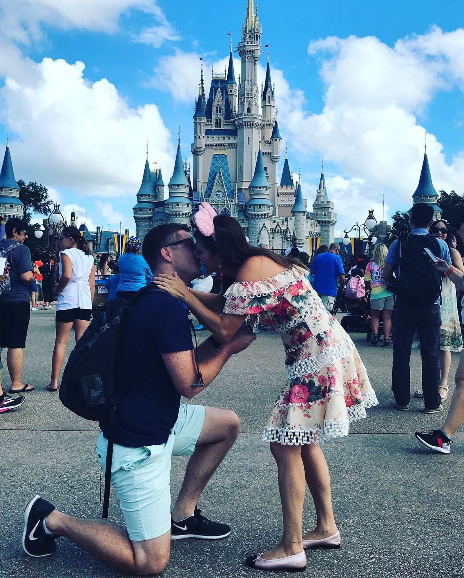 Beatriz González y Michael Sands el día de su pedida en  Walt Disney World Resort.