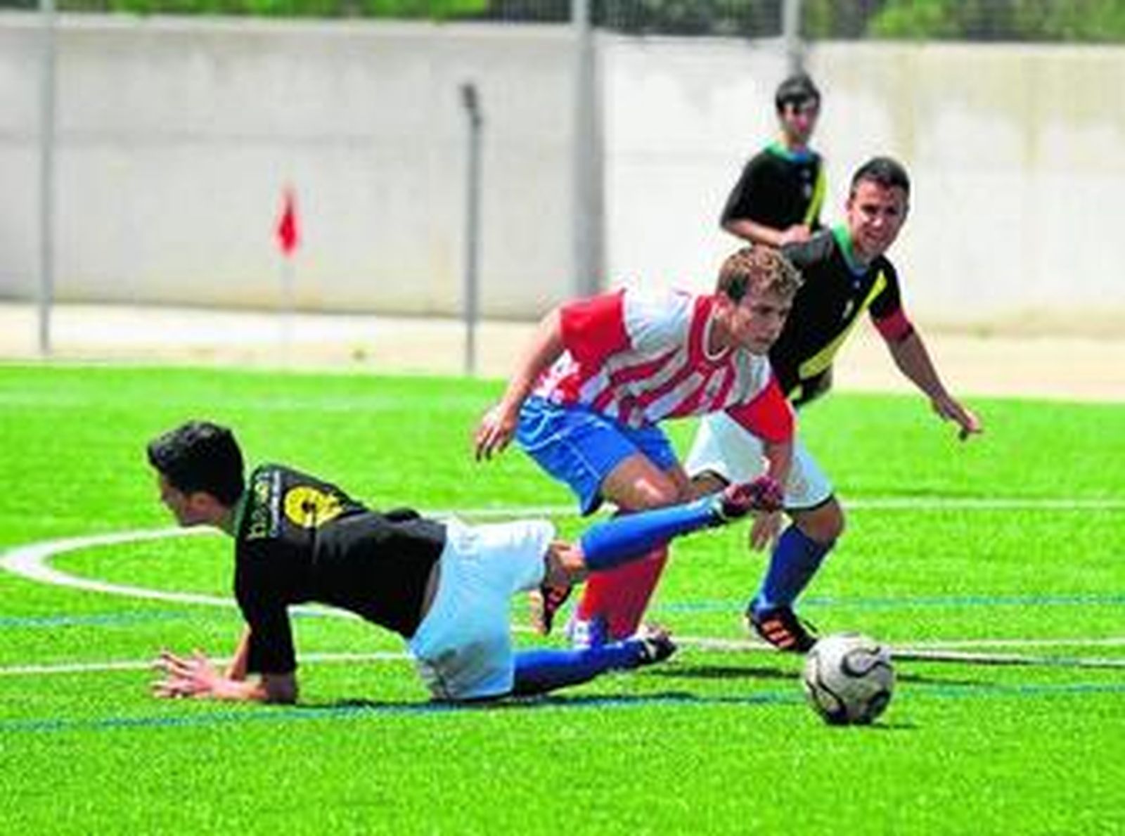 Una imagen del partido Miralbaida-Punta Umbría que tuvo que ser suspendido el domingo pasado.