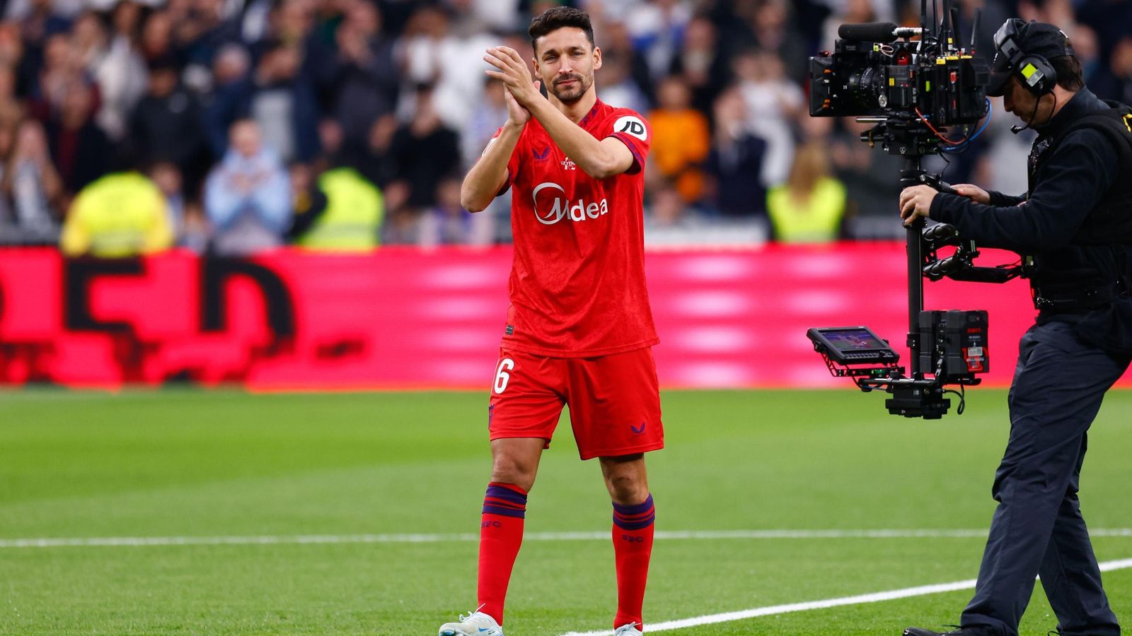 Jesús Navas aplaude emocionado mientras es ovacionado por el Bernabéu.