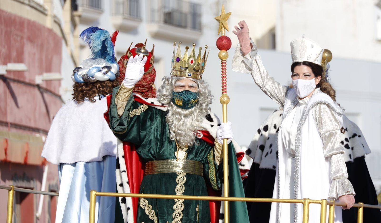 El Rey Melchor y la Estrella de la Ilusión, saludando en las calles de Rota.