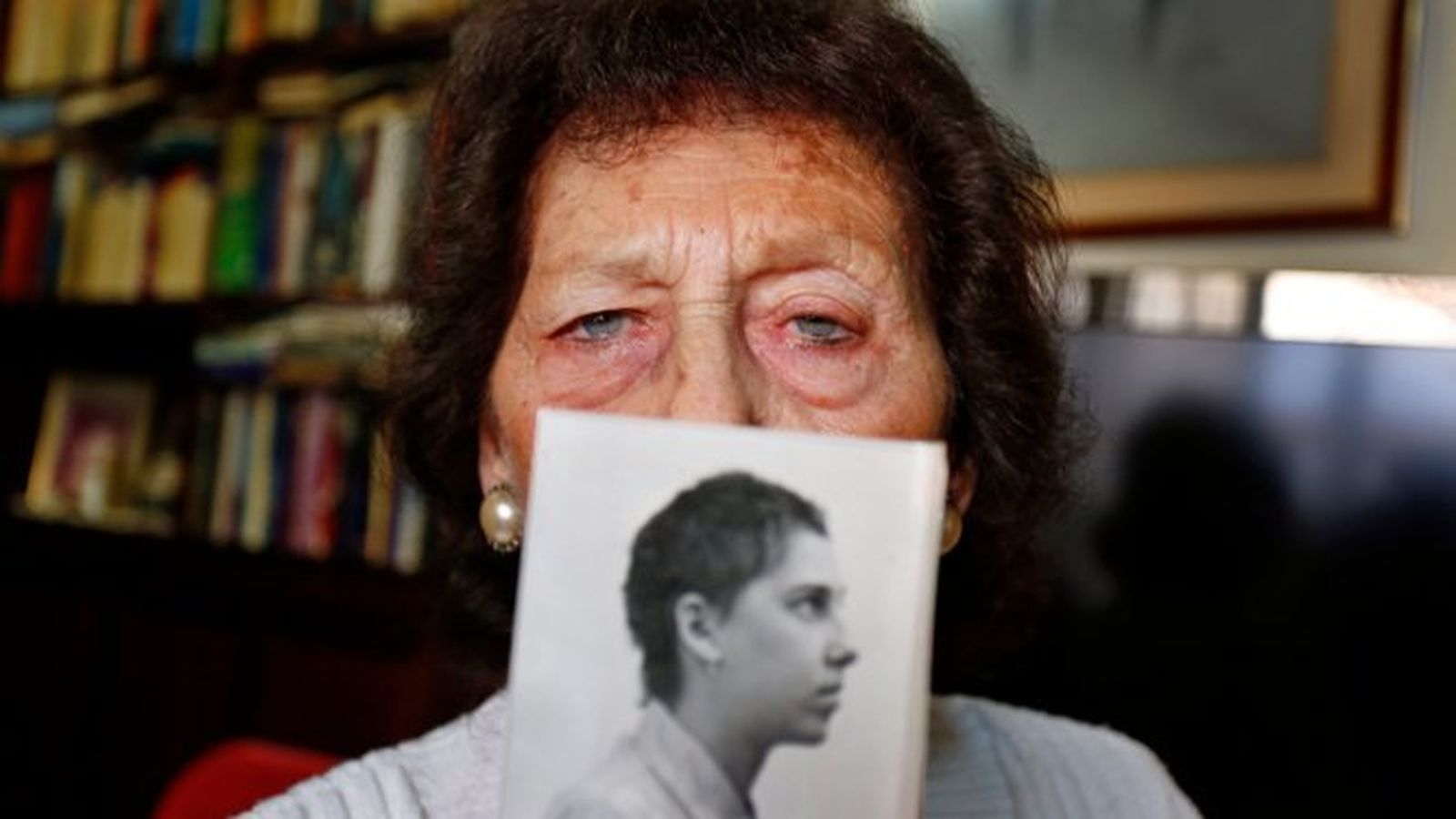 Fanny Cohen sostiene un retrato suyo tomado un mes después de su liberación.