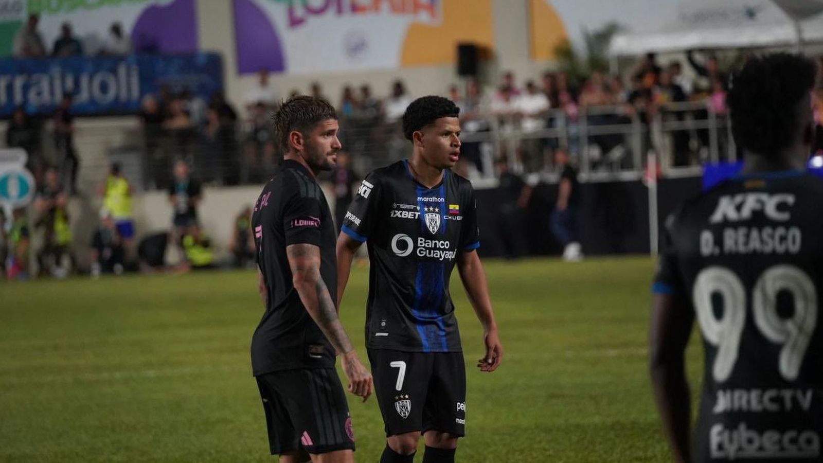 Mercado ante Rodrigo de Paul en el amistoso ante el Inter Miami