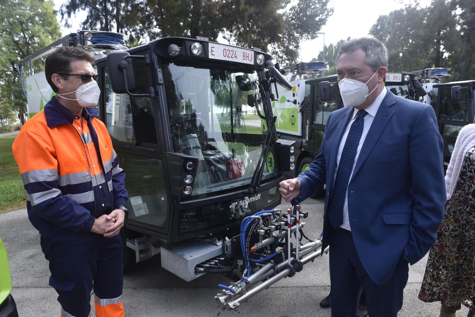 El alcalde, Juan Espadas, en la presentación de nuevos vehículos de Lipasam.
