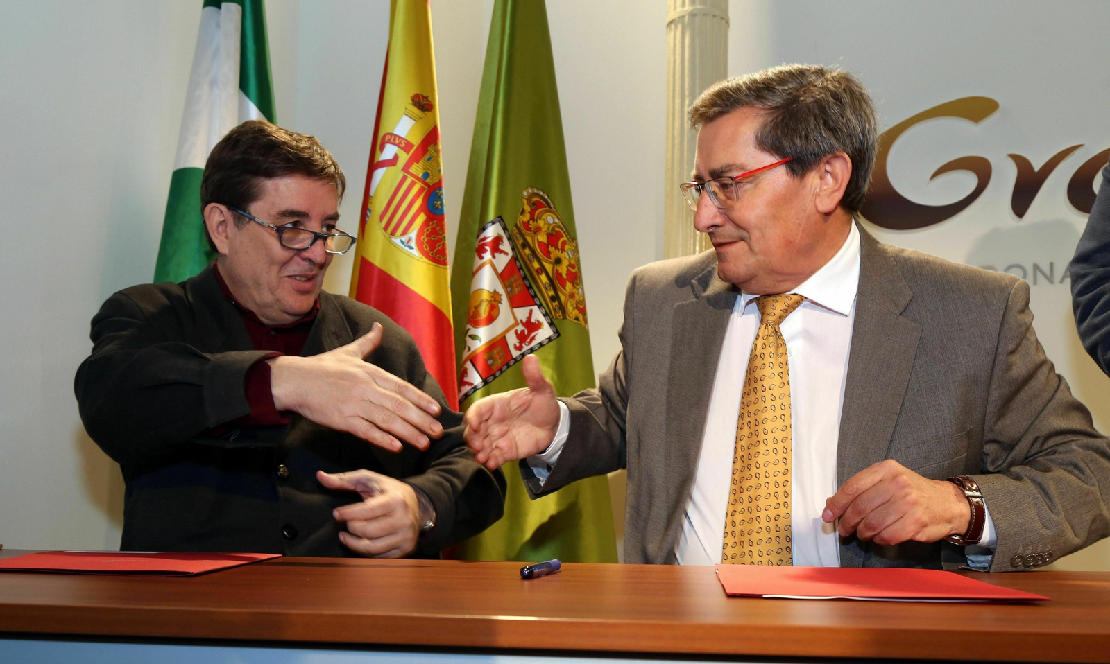 Luis García Montero y José Entrena, tras la firma del convenio.