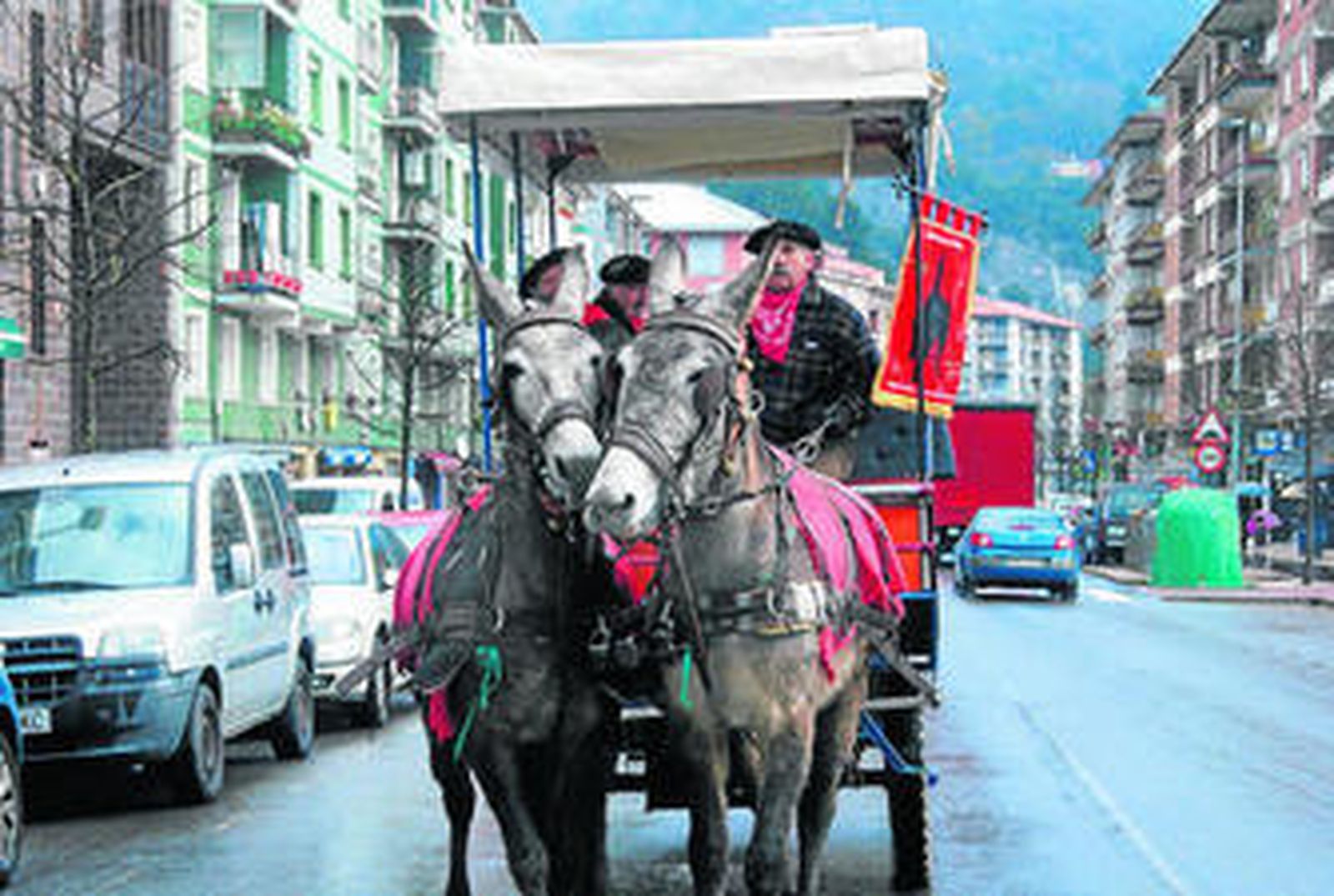 Los cuatro jubilados en su carreta, camino hacia la aldea almonteña.