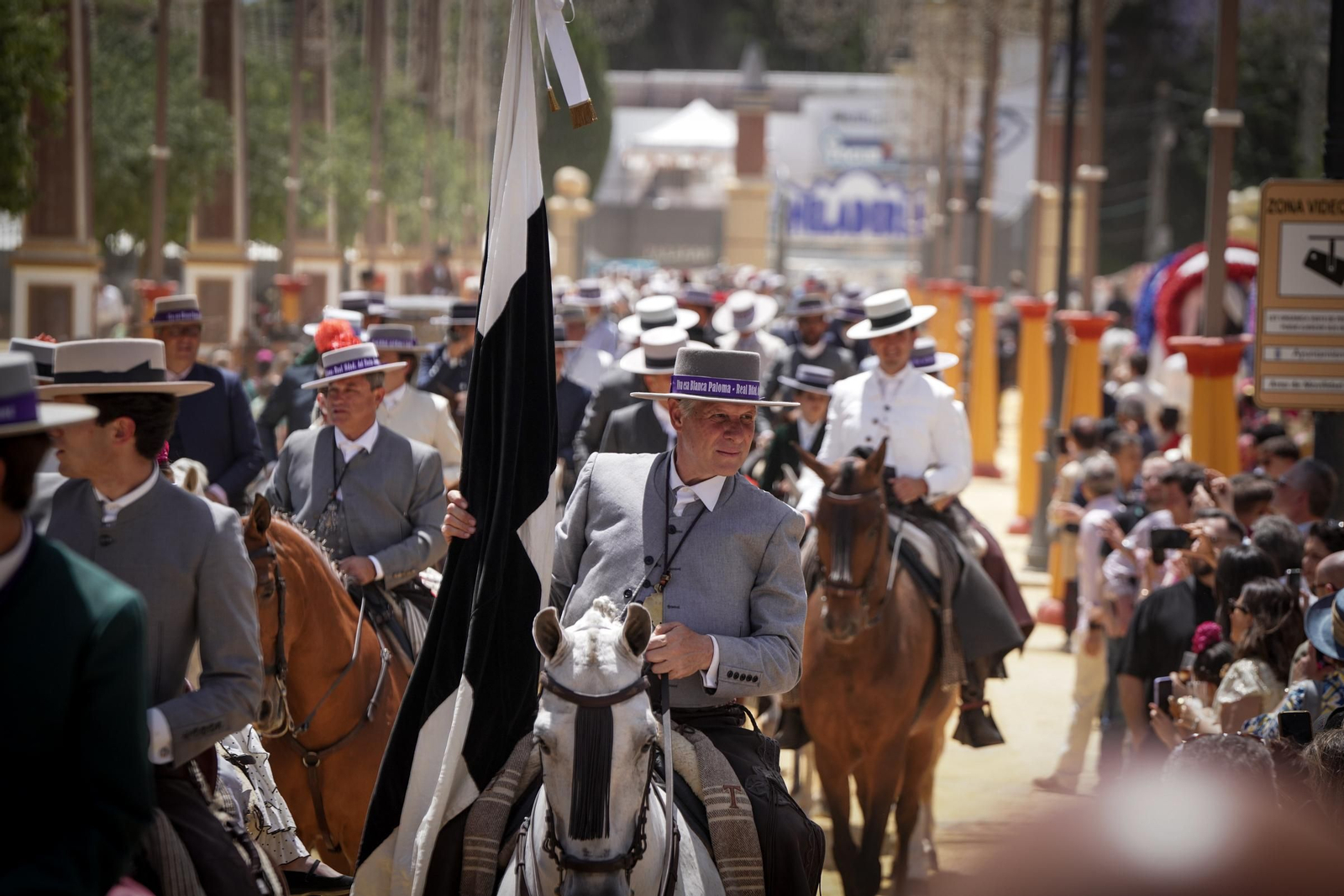 Imágenes de la Hermandad del Rocío en el Real de la Feria