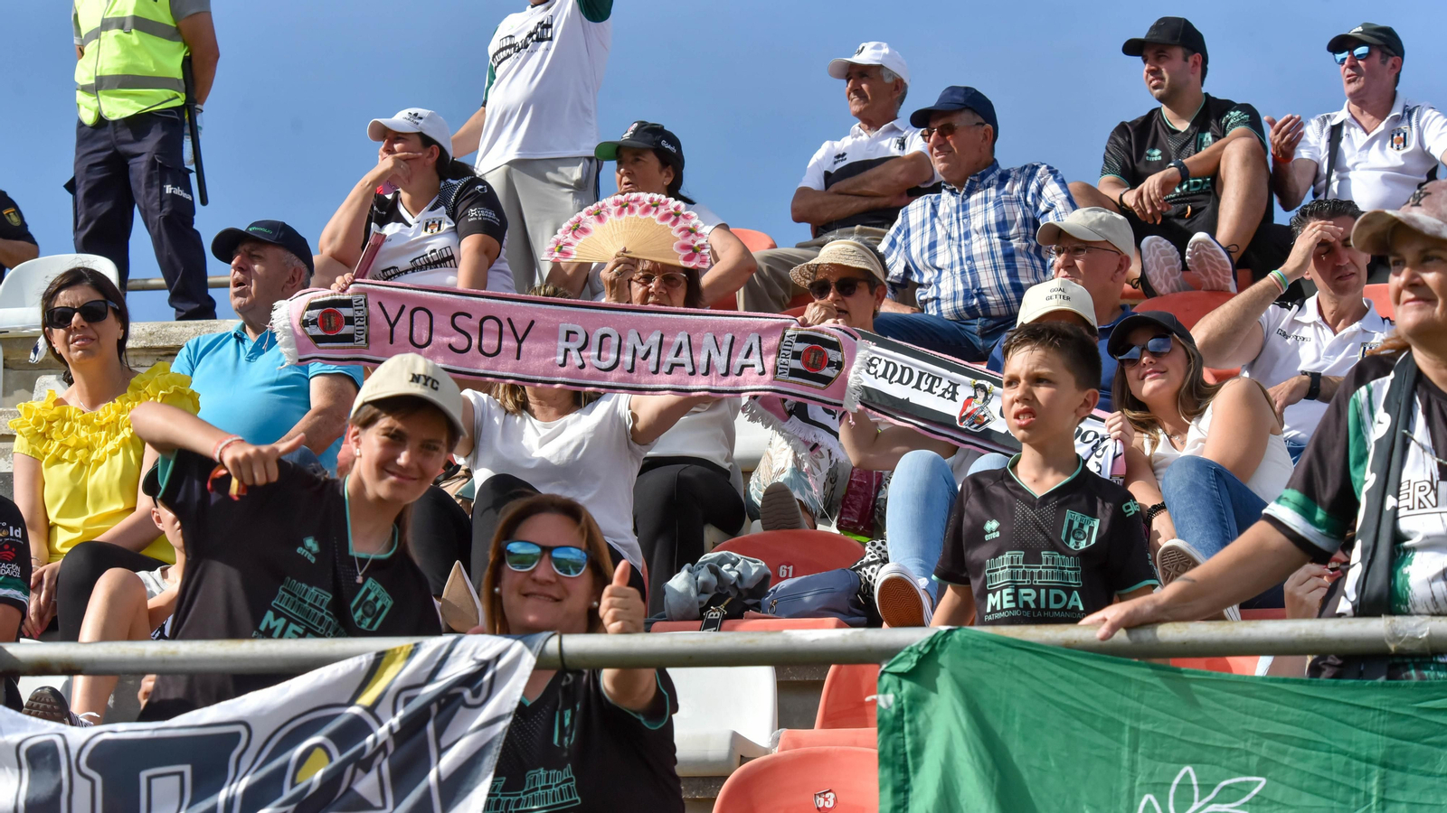 Fotos de la afición durante el Algeciras CF - AD Merída en el estadio municipal de Algeciras