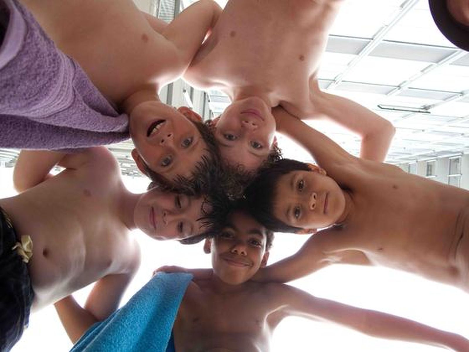 Lo niños que encarnan a los amigos del protagonista de la historia del cortometraje, Lolo (d). / J.D.