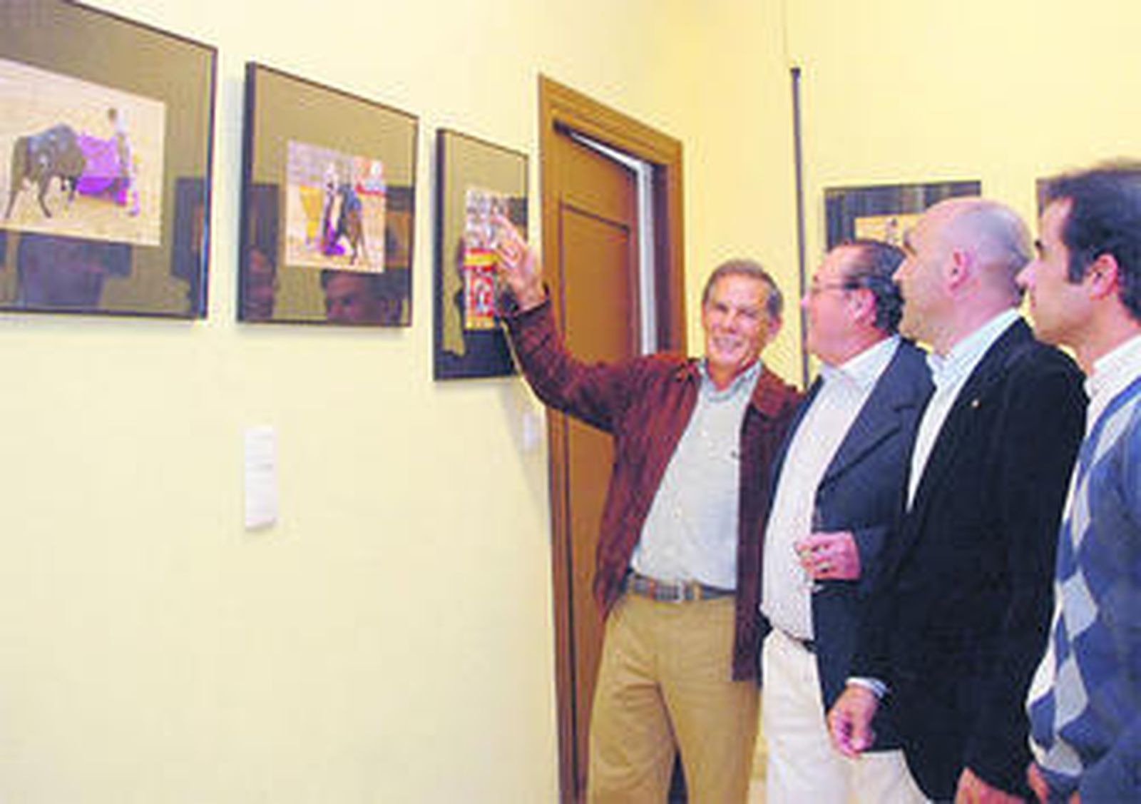 Momento de la inauguración de la muestra sobre Ruiz Miguel.