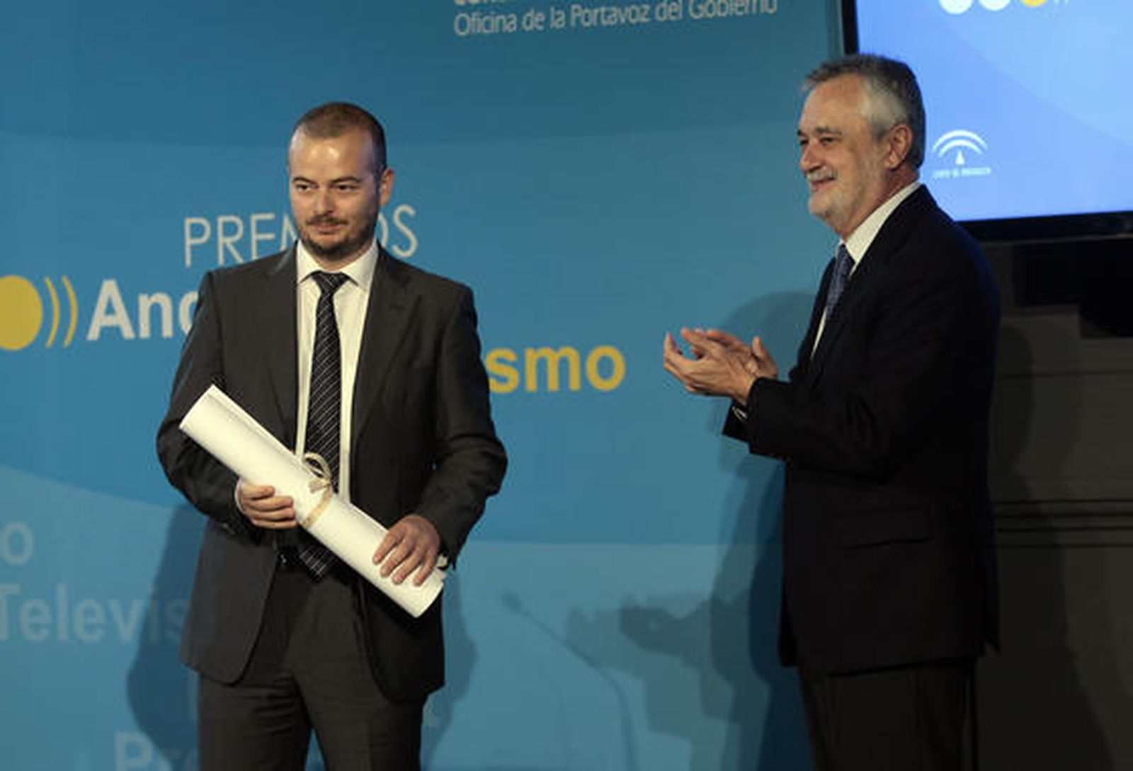 Griñán aplaude a Juan Carlos Vázquez. / Juan Carlos Muñoz