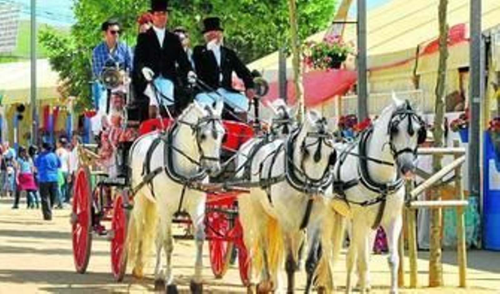 Un coche de caballos pasea por una de las calles del recinto ferial.