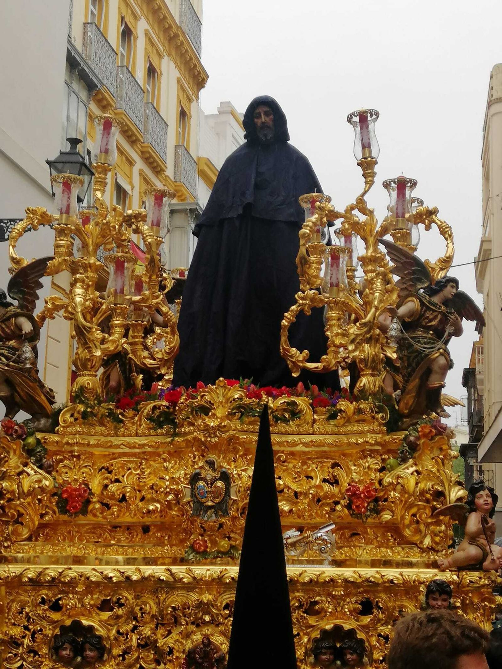 El Cautivo de San Pablo con el capote puesto por la lluvia