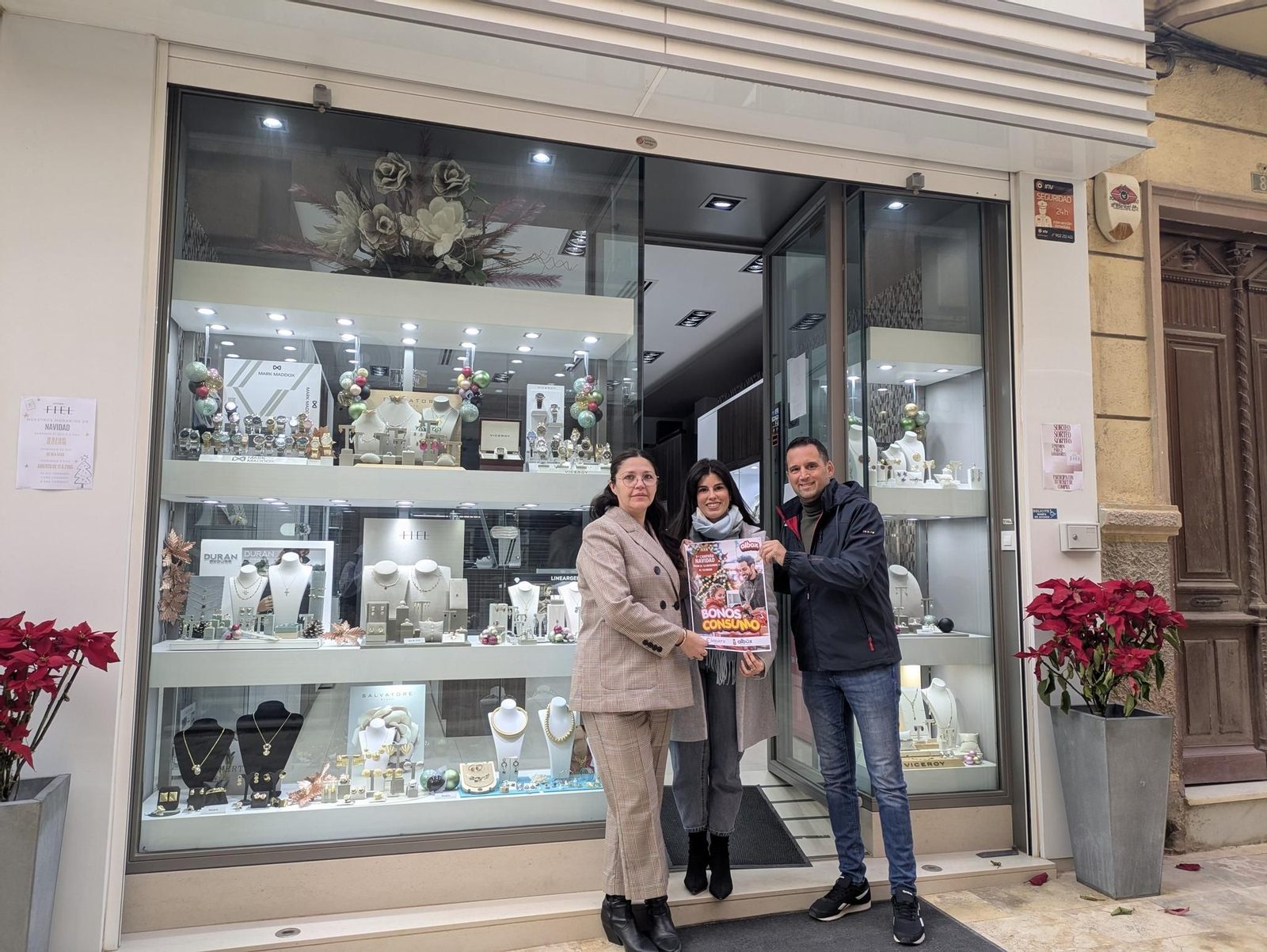 El concejal junto a la gerente de uno de los negocios que se han sumado a la campaña de 'bonos al consumo' en Albox