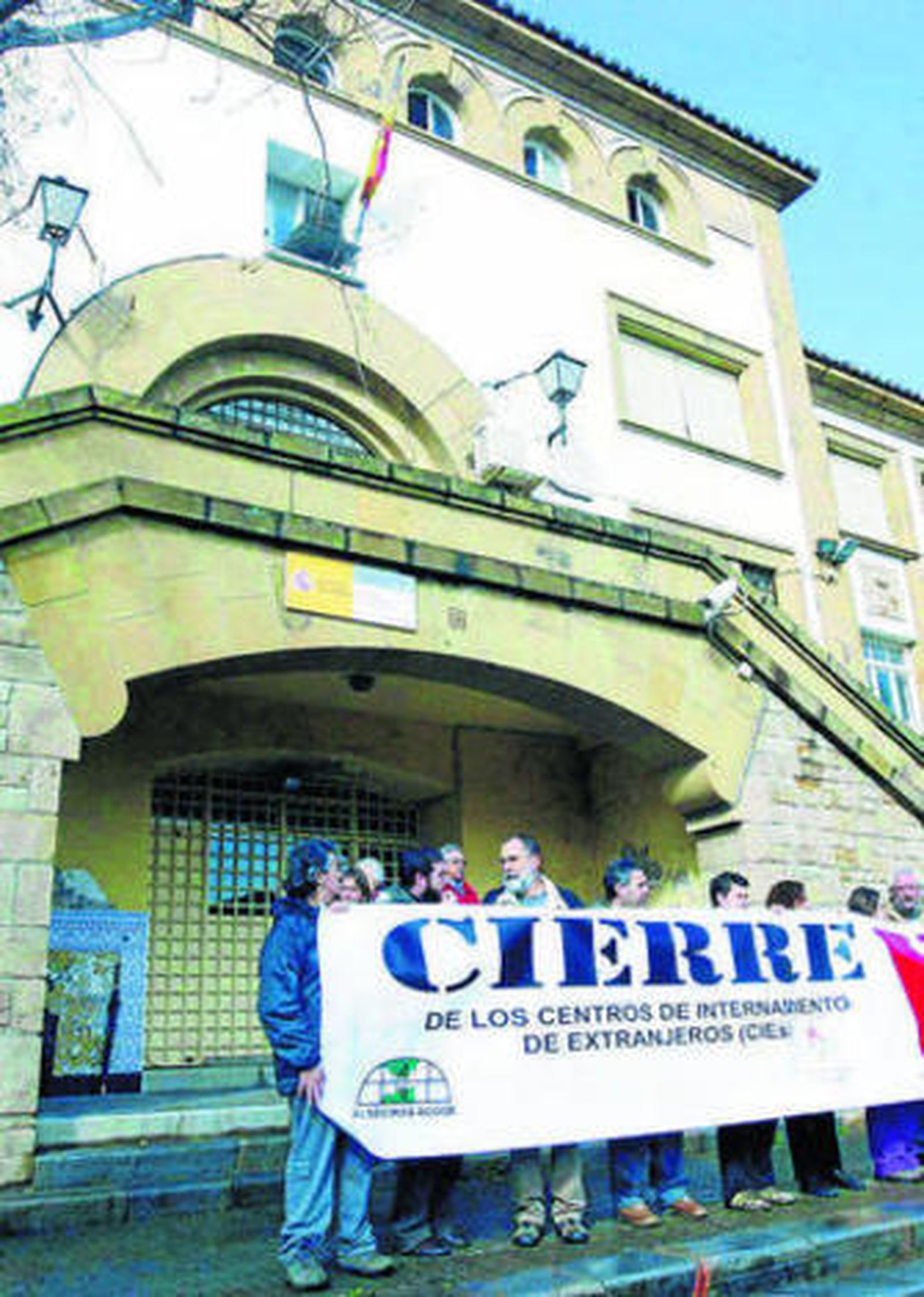 Una protesta a las puertas del CIE de La Piñera.