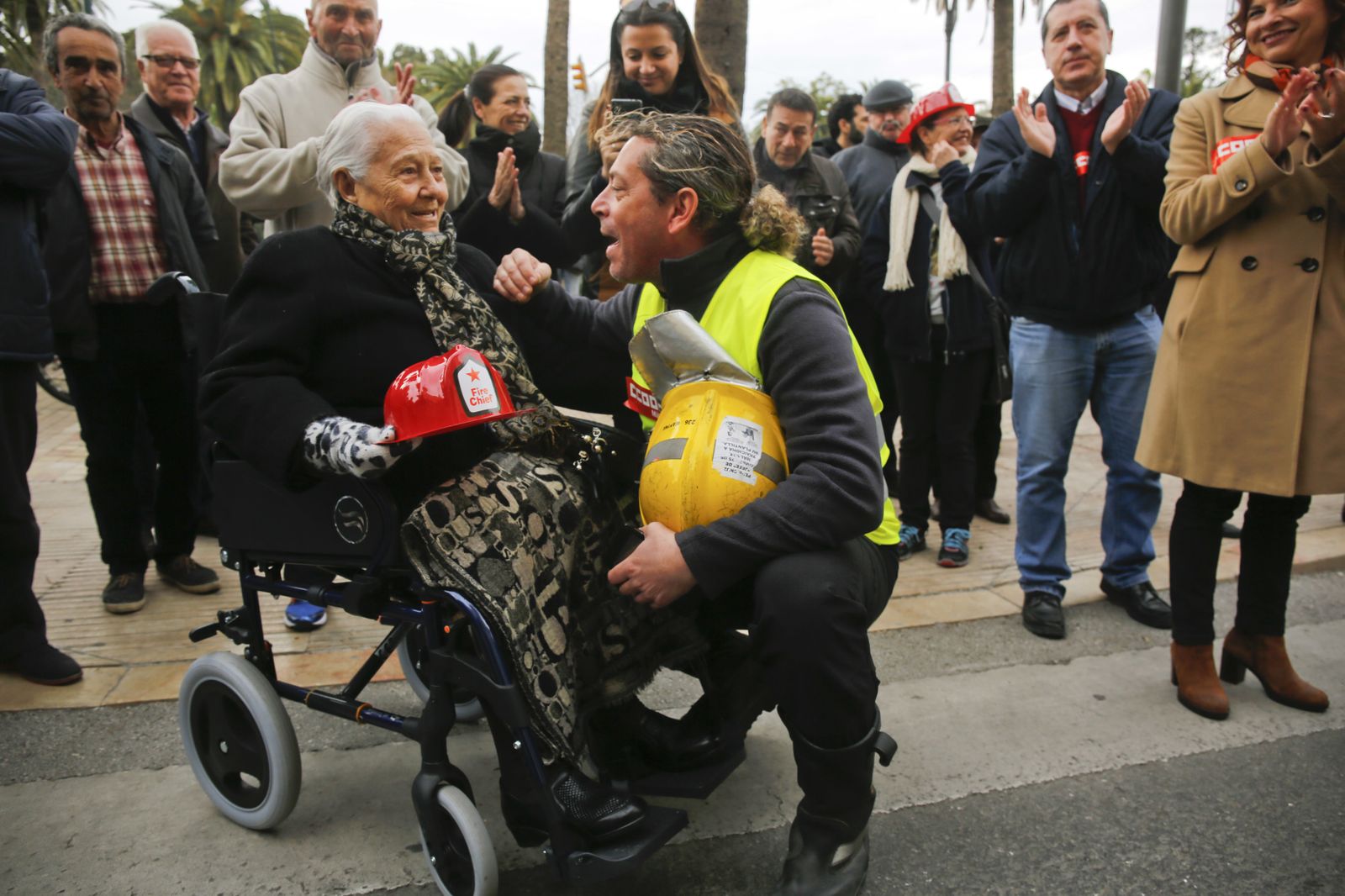 Las imágenes de la 'marcha fúnebre' de los bomberos en Málaga