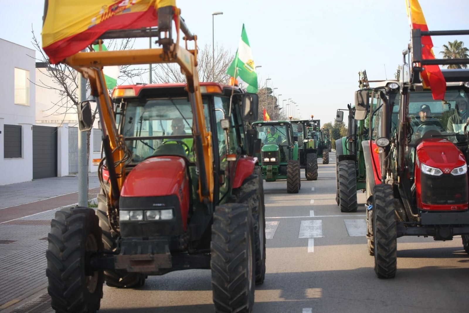 Agricultores y ganaderos colapsan con sus tractores los accesos a Jerez