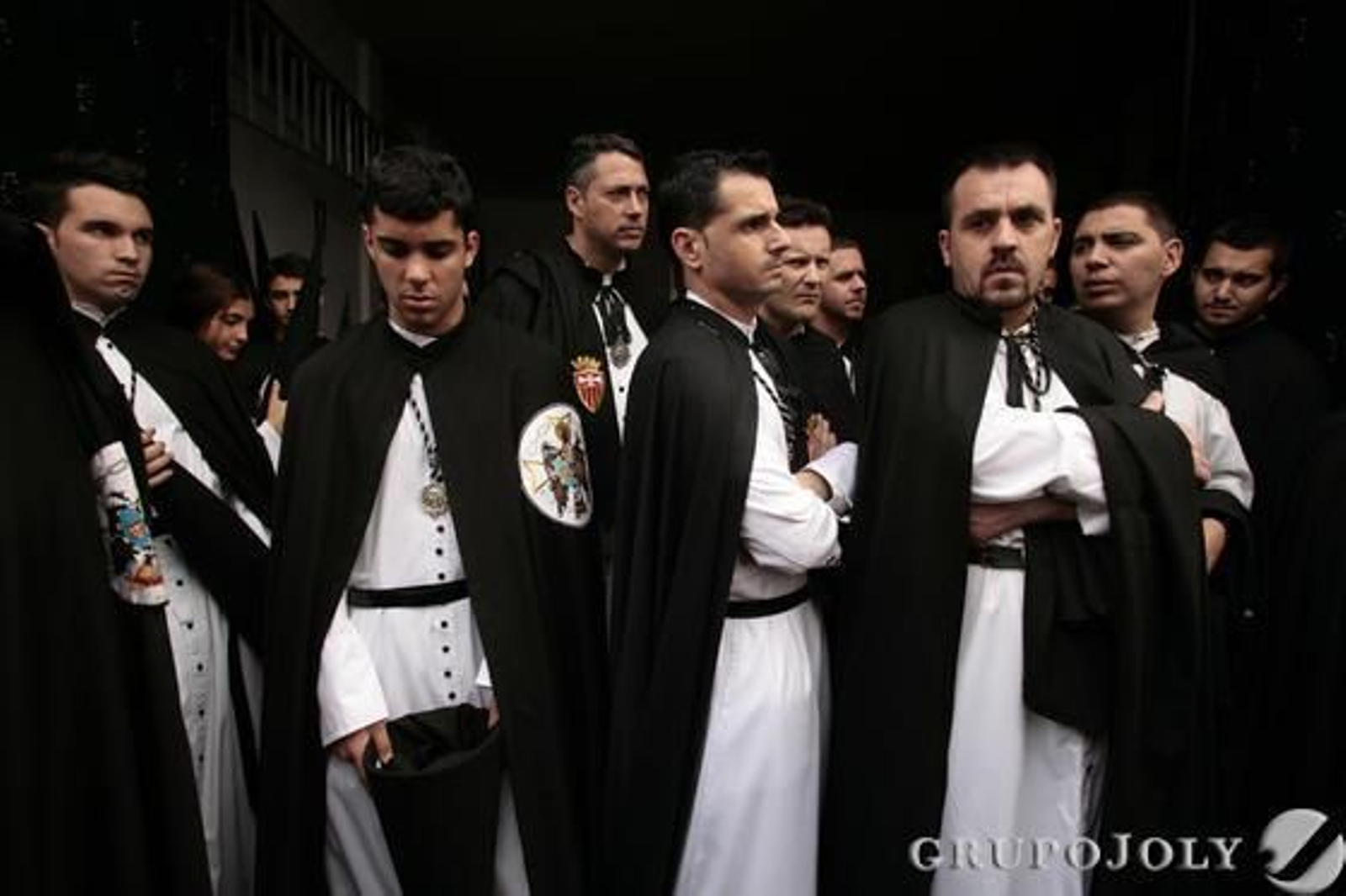 Lamentos en el interior de la Parroquia de Santa Genoveva tras anunciar el hermano mayor que no hará estación de penitencia.  Foto: Juan Carlos Muñoz