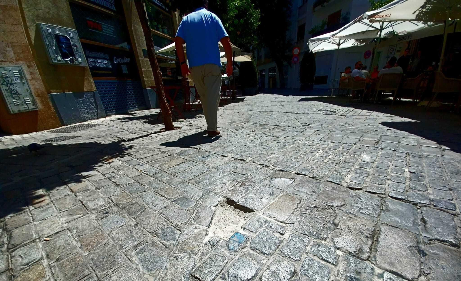 Desperfectos en la calzada de plaza Plateros.